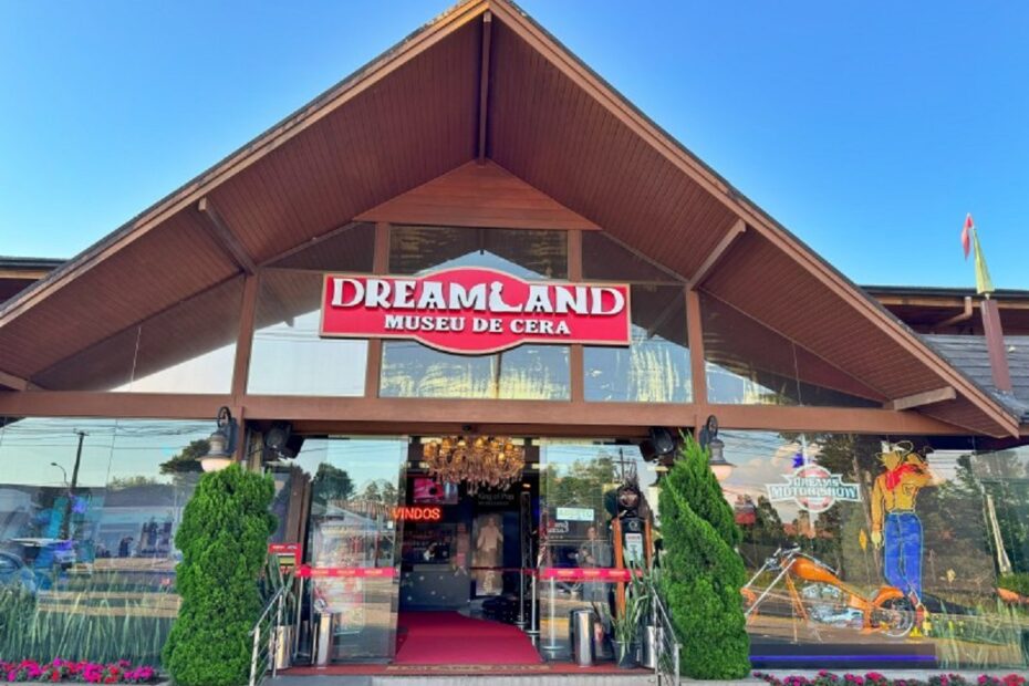 Fachada iluminada do Museu de Cera Dreamland em Gramado, com letreiro e entrada temática