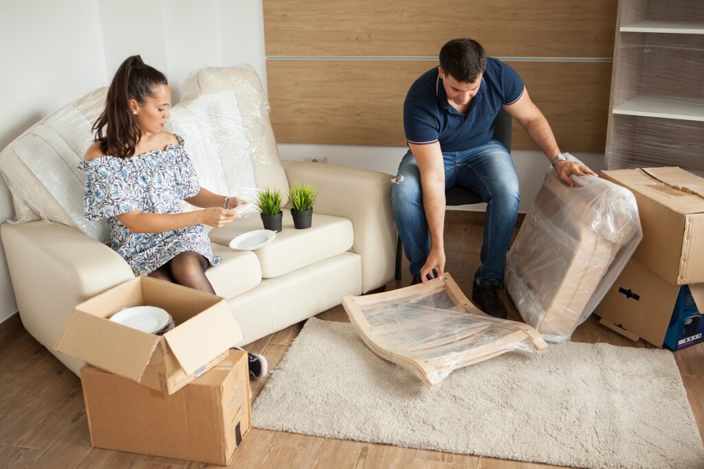 Jovem casal se mudando para nova casa