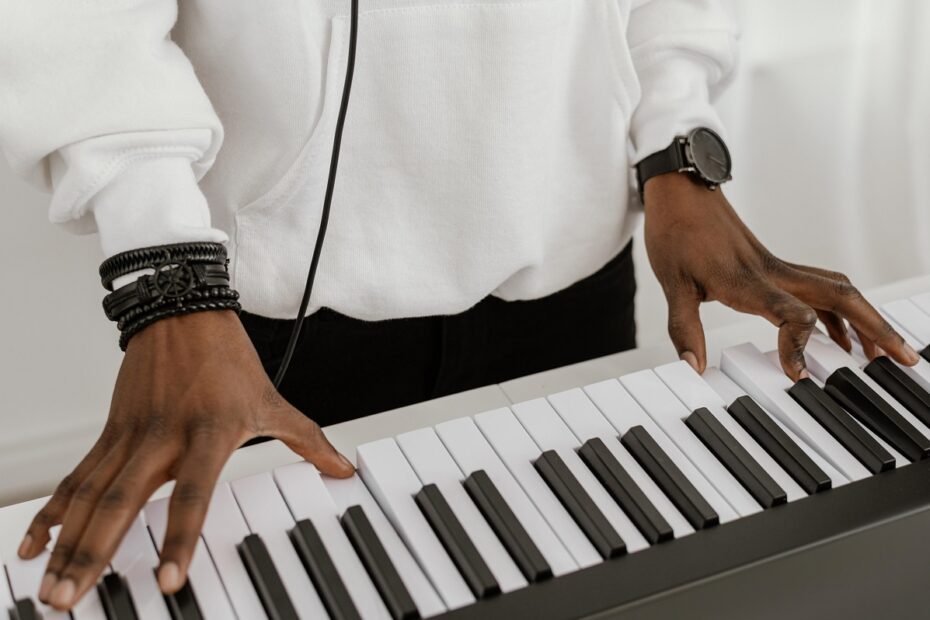 Alto ângulo de músico tocando teclado elétrico