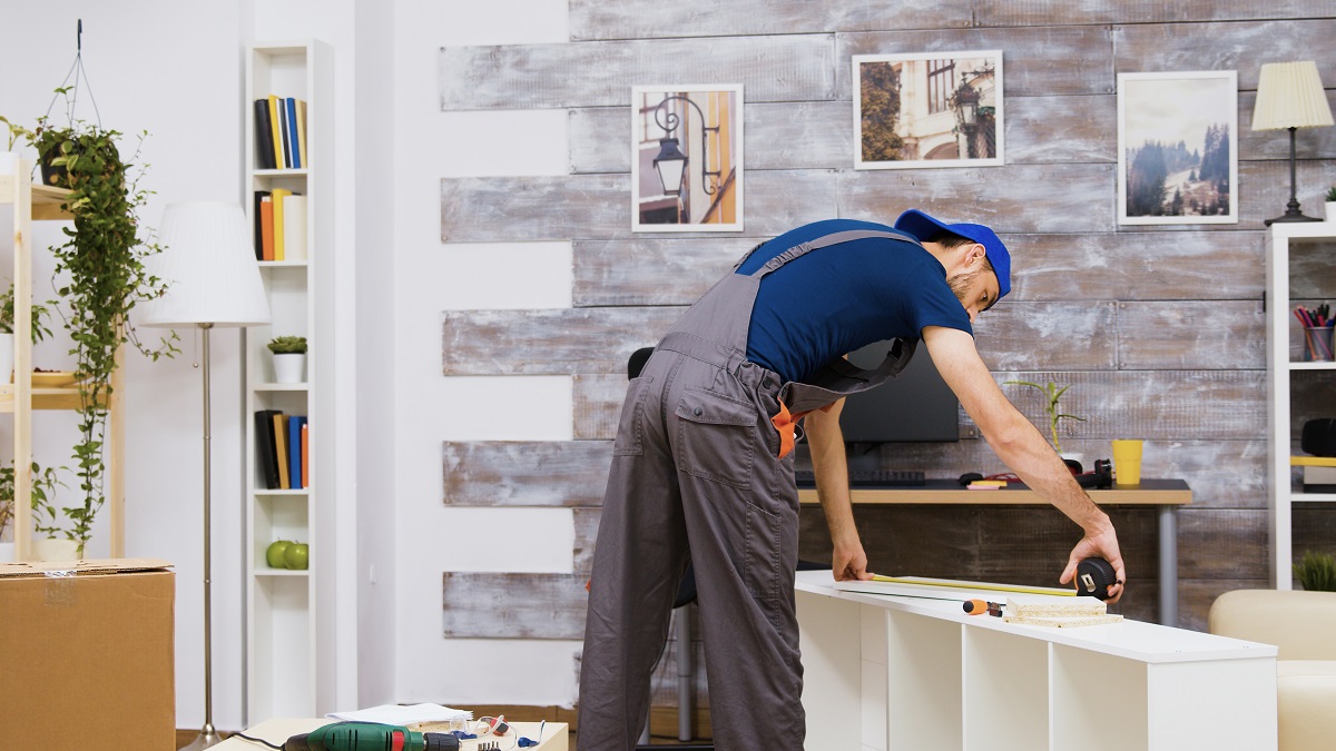 Homem começando içamento de móveis antes da mudança