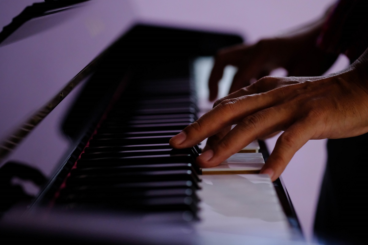 Mãos tocando piano