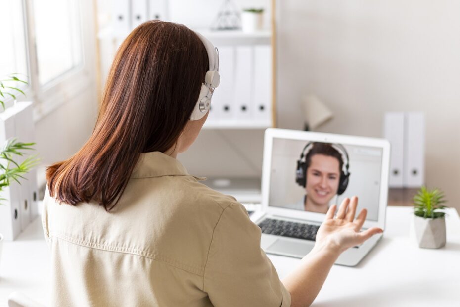 Mulher trabalhando com video-chamada no computador