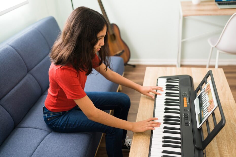 Criança aprendendo a tocar piano