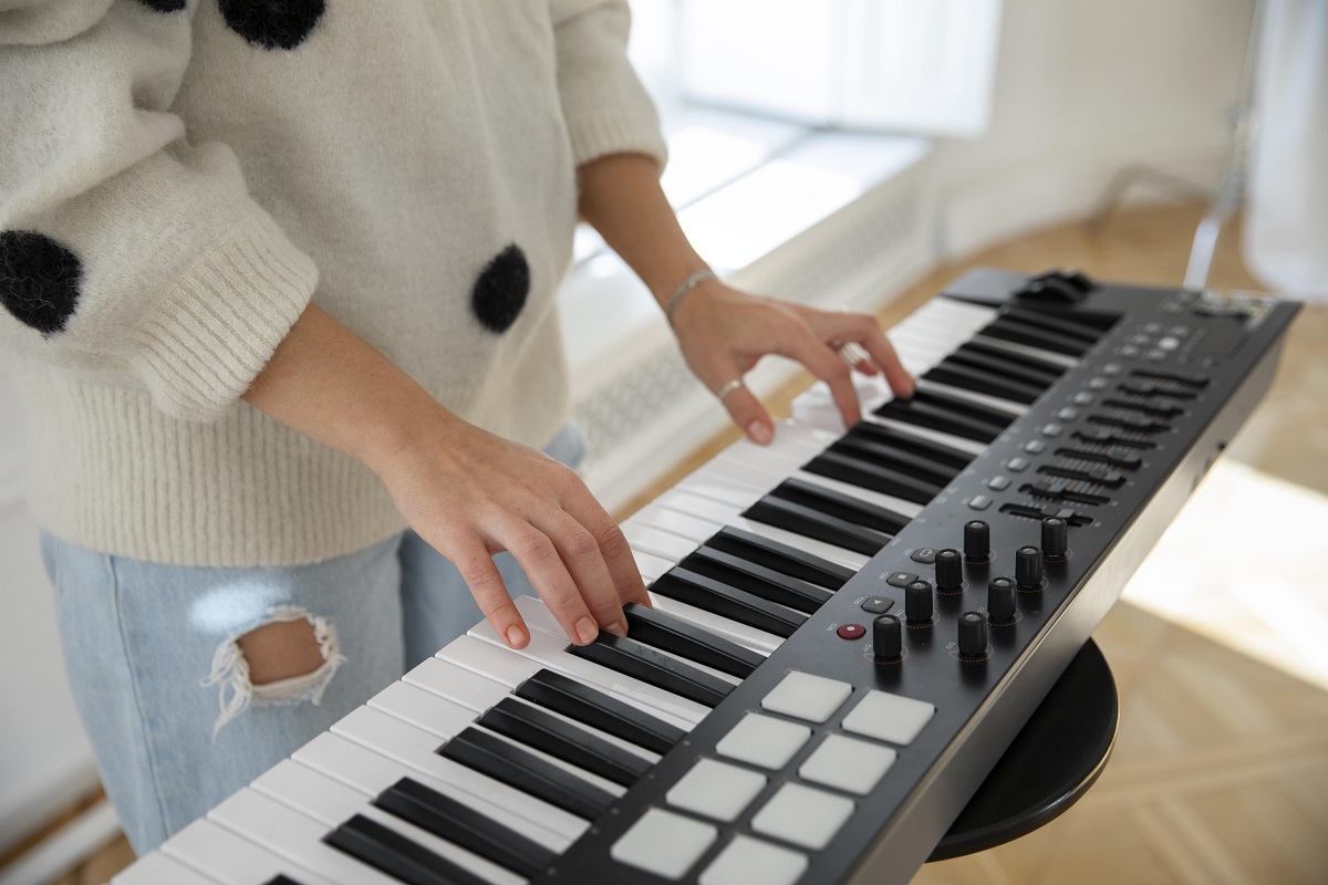 Mulher em pé tocando teclado