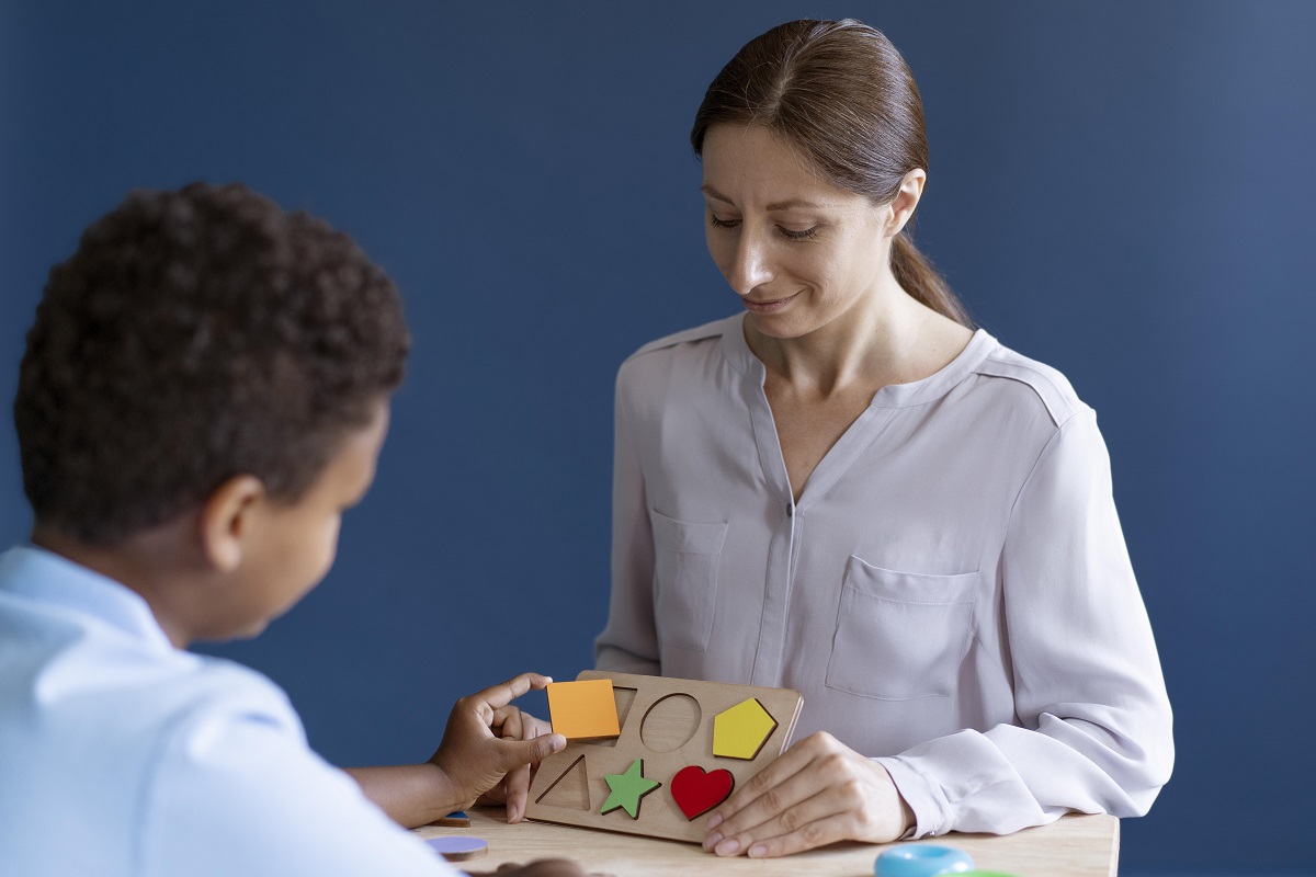 Psicóloga fazendo teste psicólogico com criança